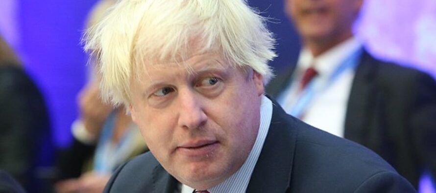Boris Johnson entra nel bunker da premier e parte il rimpasto
