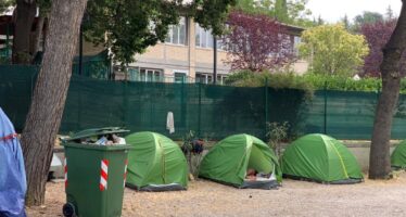 Guerra ai poveri a San Benedetto del Tronto: «Via le tende, o almeno nascondetele»