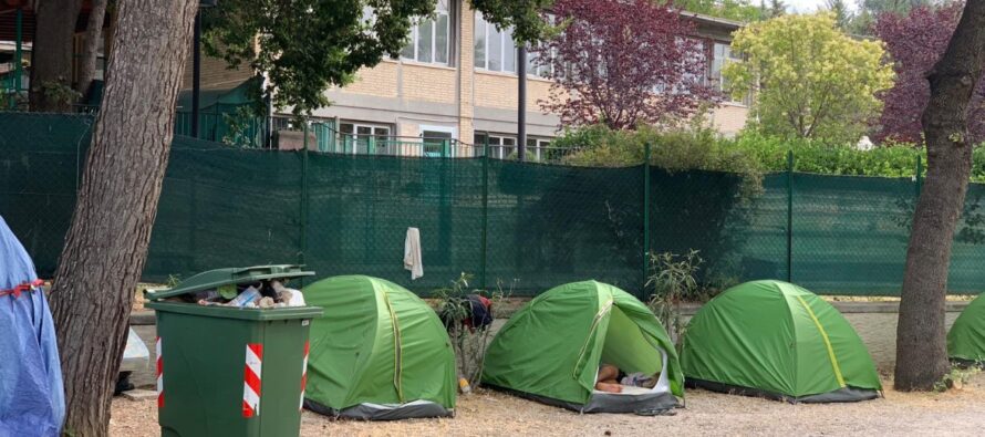 Guerra ai poveri a San Benedetto del Tronto: «Via le tende, o almeno nascondetele»