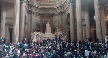 Parigi, Gilets noirs in rivolta occupano il Pantheon