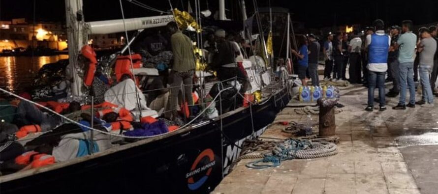 Mediterranea. La nave Alex forza il blocco e infine porta i migranti a Lampedusa