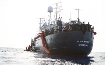 Mediterraneo. La nave Alan Kurdi ancora al largo, un migrante tenta il suicidio