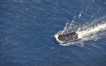 Strage al largo della Libia, due barconi affondano: «Morti 150 migranti»