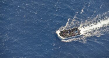 Strage al largo della Libia, due barconi affondano: «Morti 150 migranti»