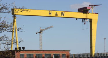 Belfast, gli operai occupano i cantieri navali del Titanic