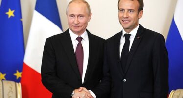 Macron incontra Putin prima del G7 e si propone come «mediatore»