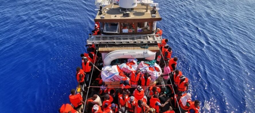 La nave Eleonore bloccata al largo di Malta con 101 migranti