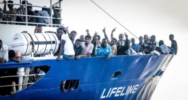 La ONG tedesca Lifeline salva 101 naufraghi e chiede un porto alla Germania