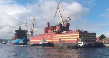 Una centrale nucleare galleggiante russa in viaggio verso l’Artico