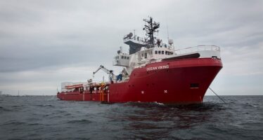 Migtranti. Cresce l’emergenza sulla nave OceanViking: «Dobbiamo sbarcare subito»