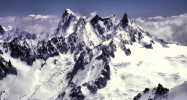Clima. Prime evacuazioni, il ghiacciaio del Monte Bianco si muove