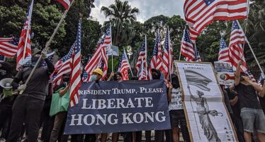 Trump firma la legge “pro proteste” di Hong Kong e la Cina si innervosisce