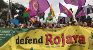 World Kobane Day. Un ponte con il Rojava, a Roma 20mila in marcia con i curdi