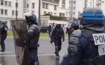 Francia. La polizia violenta piega il ministro dell’Interno