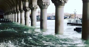 Venezia annega. La città di nuovo sott’acqua, la tregua è lontana