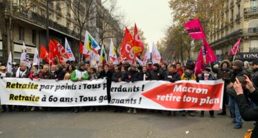 La riforma delle pensioni scuote la Francia, la lotta continua