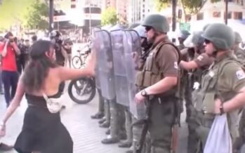 Cile, la rivolta contro Piñera. Soda caustica contro i manifestanti