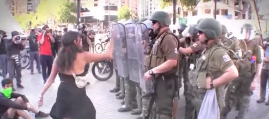 Cile, la rivolta contro Piñera. Soda caustica contro i manifestanti
