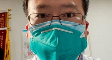 Coronavirus. Morto il medico Li Wenliang, arrestato per aver segnalato i casi