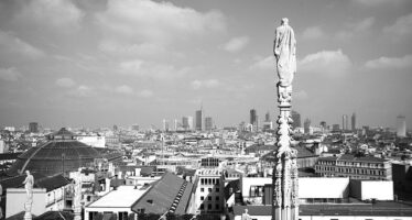 Milano, prova a tornare alla normalità e riapre il Duomo