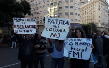 Argentina, sui balconi fazzoletti bianchi e un cartello, «Fuori l’Fmi»»