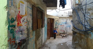 Libano. Coprifuoco per i profughi nei campi, palestinesi sempre più poveri