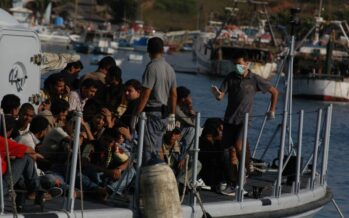 Lampedusa in tilt, i migranti aspettano a migliaia il trasferimento