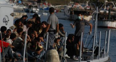 Lampedusa in tilt, i migranti aspettano a migliaia il trasferimento