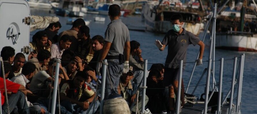 Migranti. Lampedusa, cariche e tensioni dopo arrivi record