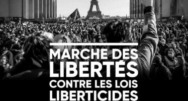 La Francia «en marche», ma contro Macron e la polizia violenta