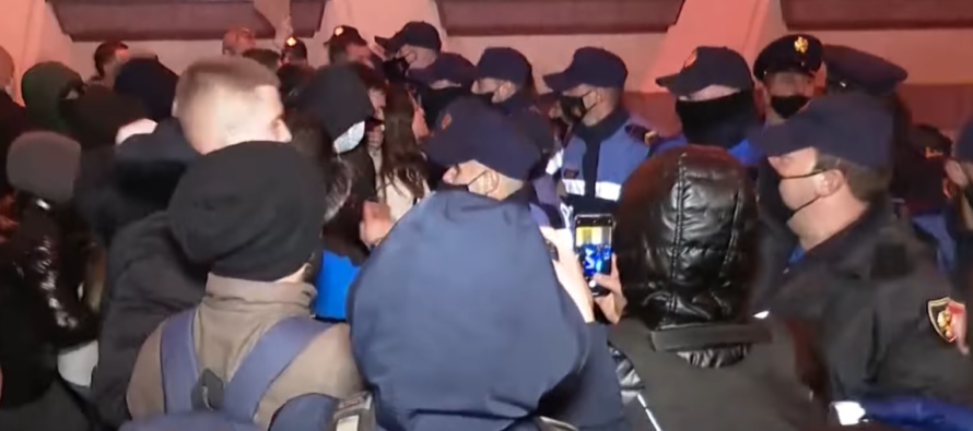 Albania. La polizia uccide un giovane per strada, a Tirana esplode la rabbia
