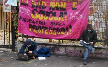Gli studenti occupano il Manzoni a Milano: «Il nostro futuro online, il vostro business in presenza»