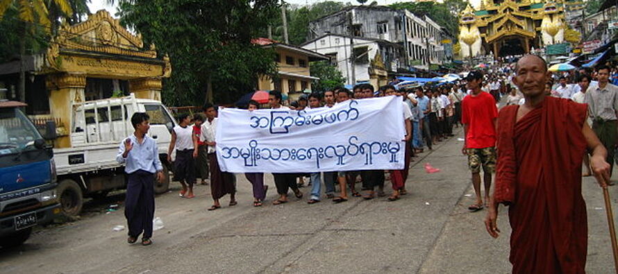 Myanmar. Dopo il golpe continuano le proteste, migliaia per strada