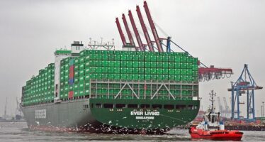 Suez. Commercio mondiale ancora bloccato dalla portacontainer incagliata