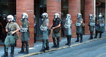 Grecia. Dopo i pestaggi polizieschi, sotto attacco due giornali della sinistra