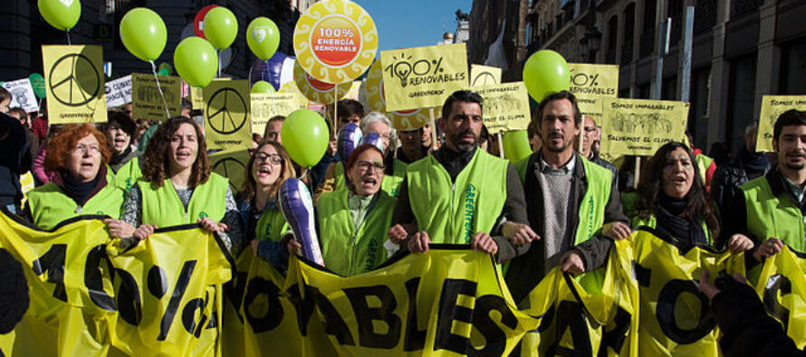 Greenpeace: «Eni fa solo greenwashing e punta ancora su gas fossile e petrolio»