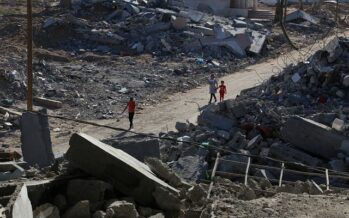Israele bombarda anche i testimoni: distrutto il palazzo della stampa, a Gaza sterminata una famiglia