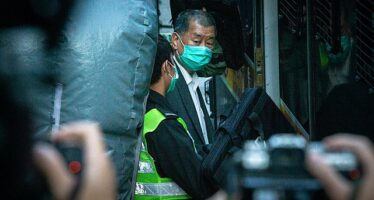 Il quotidiano Apple Daily chiude dopo gli arresti, Hong Kong rimane senza voce