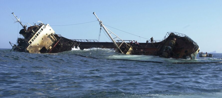 Ecocidio. Dopo il naufragio del cargo in Sri Lanka arriva la marea nera