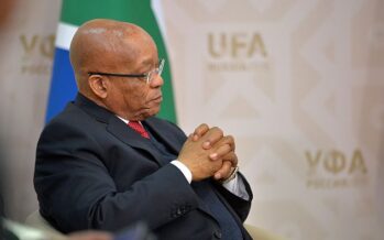 Sudafrica, l’ex presidente Zuma si consegna: «Sarà trattato come gli altri prigionieri»