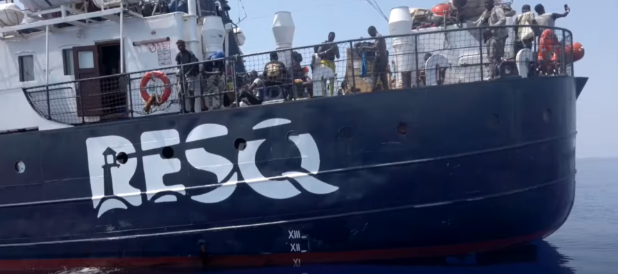 La nave umanitaria ResQ chiede all’Italia un porto per sbarcare: «Migranti stremati»