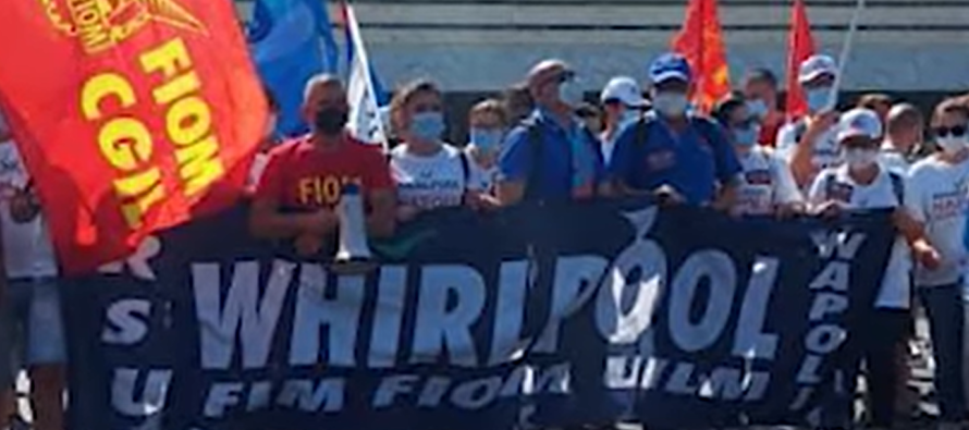 Per gli operai Whirlpool un Ferragosto di protesta