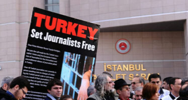 La Turchia reprime ancora la stampa, decine i giornalisti arrestati o condannati