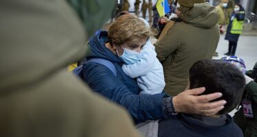 I civili in fuga dall’Ucraina: «Bloccati alla frontiera perché neri»