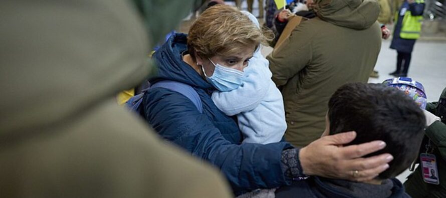 I civili in fuga dall’Ucraina: «Bloccati alla frontiera perché neri»