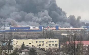 Da Mariupol escono pochi civili, sul porto di Odessa cadono bombe