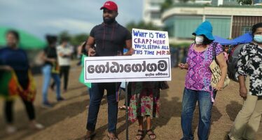 Sri Lanka. Scontri in piazza, Rajapaksa scappa all’estero