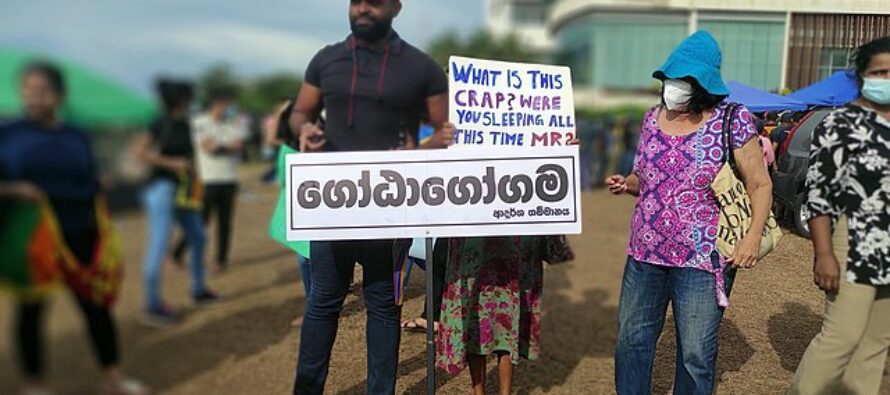 Sri Lanka. Scontri in piazza, Rajapaksa scappa all’estero