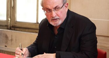 Lo scrittore Salman Rushdie accoltellato nello Stato di New York