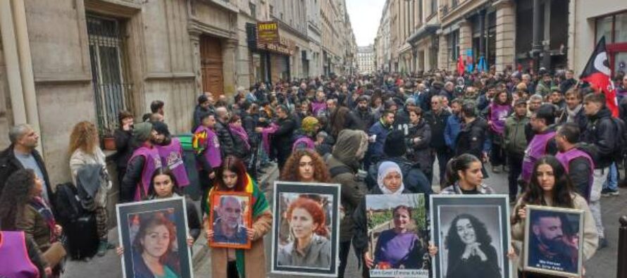 La protesta curda risveglia Parigi: «Ci vendicheremo con la rivoluzione»